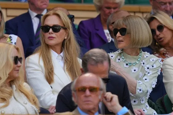 Анна Вінтур на Вімблдоні: ніжний стильний образ у білій сукні-сорочці з квітковим принтом і пітонових босоніжках Manolo Blahnik